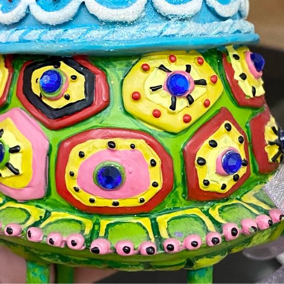 Unique WESTLAND Turtle Red Sneakers Birthday Cake Resin Votive Candle Holder - Picture 13 of 16